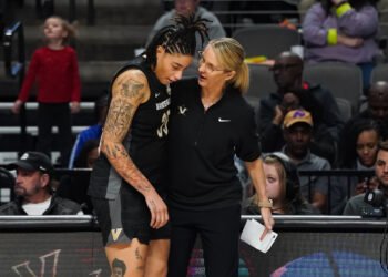 Vanderbilt Commodores dropped to Ole Miss